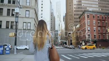 年轻时尚女商人在美国纽约金融区过马路。 慢动作。